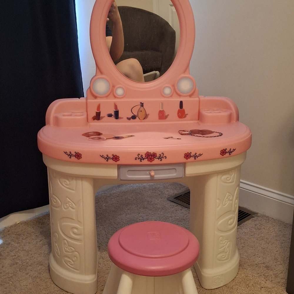 Toddler vanity with stool